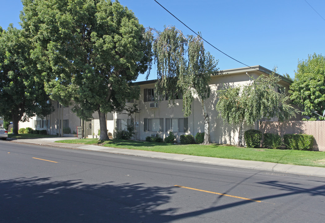 Yosemite Apartments in Manteca, CA - Building Photo