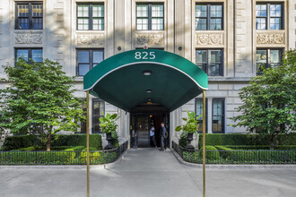 825 5th Ave in New York, NY - Foto de edificio - Building Photo