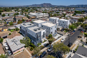 5736 Case Ave in North Hollywood, CA - Foto de edificio - Building Photo