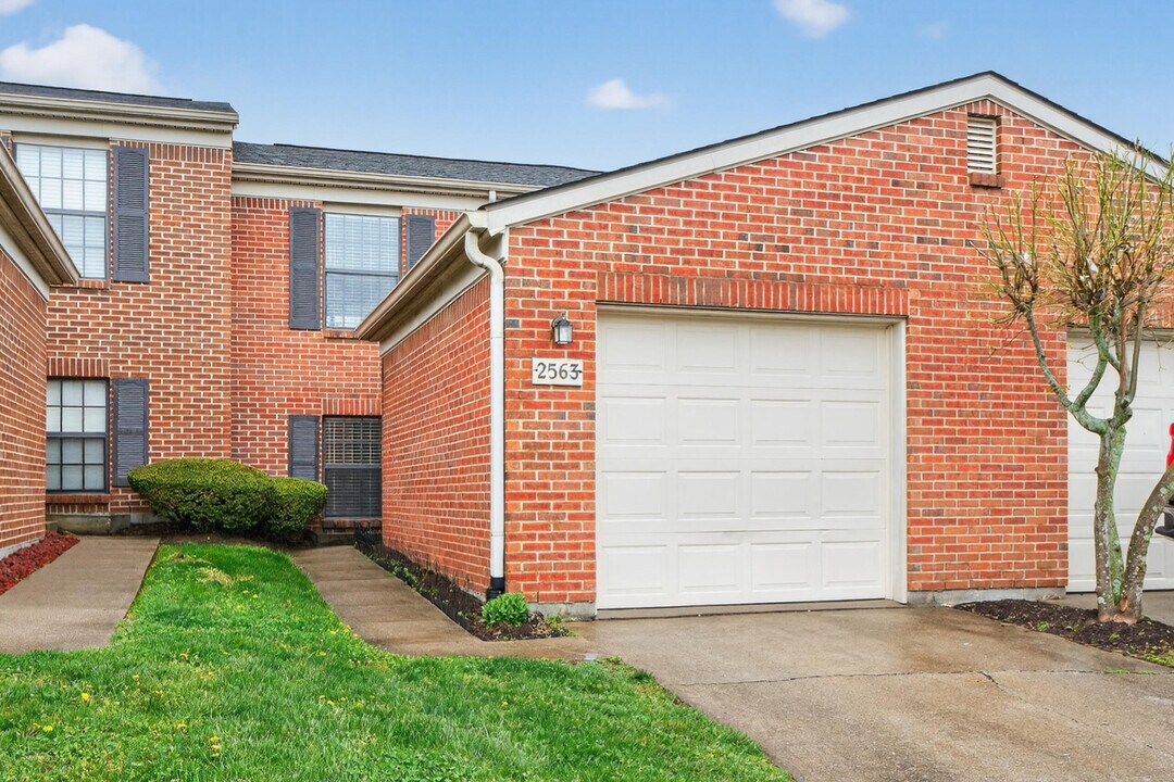 2563 Crusaders Way in Lexington, KY - Building Photo