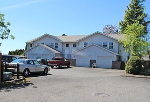 Elliot Estates in Newberg, OR - Building Photo