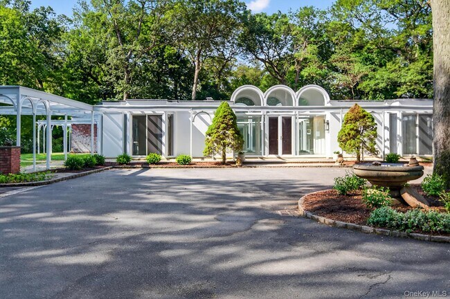 156 Horseshoe Rd in Mill Neck, NY - Building Photo - Building Photo