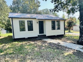 1027 Jefferson St in Malvern, AR - Building Photo