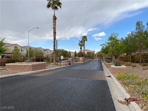 9075 Tiffany Oaks Ave in Las Vegas, NV - Building Photo - Building Photo
