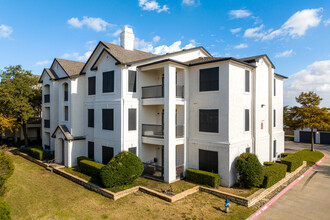 LADERA APARTMENTS in Dallas, TX - Foto de edificio - Building Photo