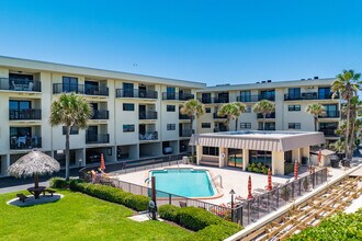 Montmartre Condominiums in Belleair Beach, FL - Foto de edificio - Building Photo