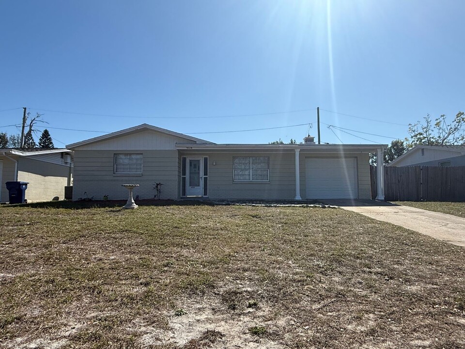 4228 Oakfield Ave in Holiday, FL - Building Photo