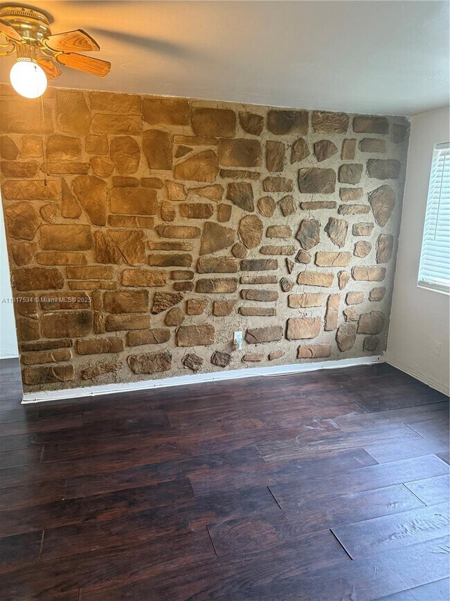 16890 NE 21st Ave in North Miami Beach, FL - Building Photo - Building Photo