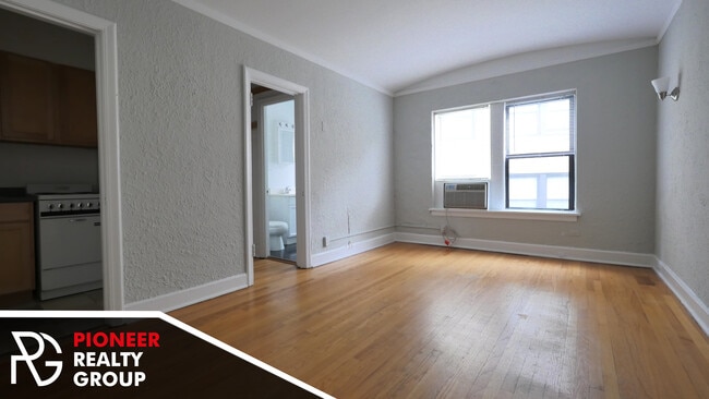 556 W Arlington Pl, Unit 215 in Chicago, IL - Building Photo - Building Photo