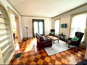 124 E 32nd St in Indianapolis, IN - Foto de edificio - Building Photo