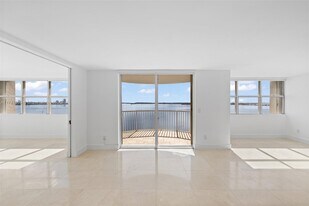 1420 Brickell Bay Dr in Miami, FL - Building Photo