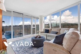 1401 Hunter St in North Vancouver, BC - Building Photo - Building Photo
