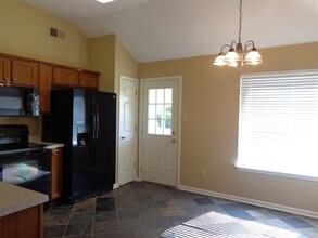 1326 Siskin Dr in Cordova, TN - Foto de edificio - Building Photo