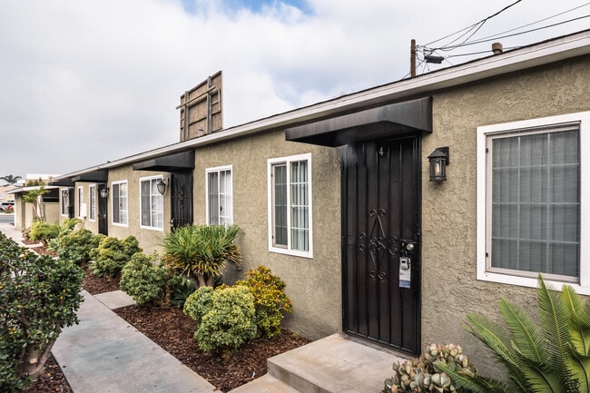 12621 Glenshire Rd, 12618 Lakewood Blvd. in Downey, CA - Building Photo - Building Photo