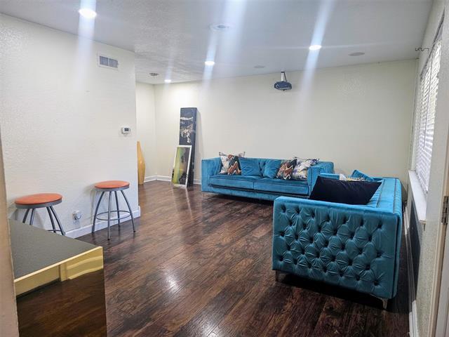2010 Millmar Dr in Dallas, TX - Building Photo - Building Photo