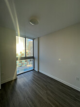 560 SW 3rd St, Unit C2 in Miami, FL - Foto de edificio - Building Photo