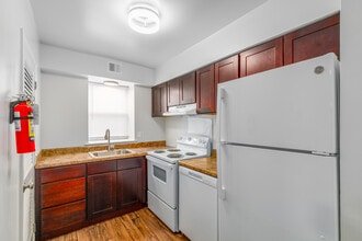 Georgetown Manor Apartments in New Castle, DE - Building Photo - Interior Photo