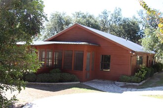 1105 Oak Hurst Rd in Austin, TX - Foto de edificio - Building Photo