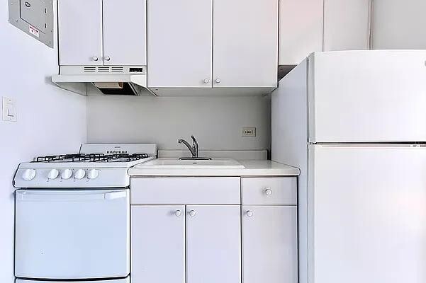 108 E 38th St in New York, NY - Building Photo