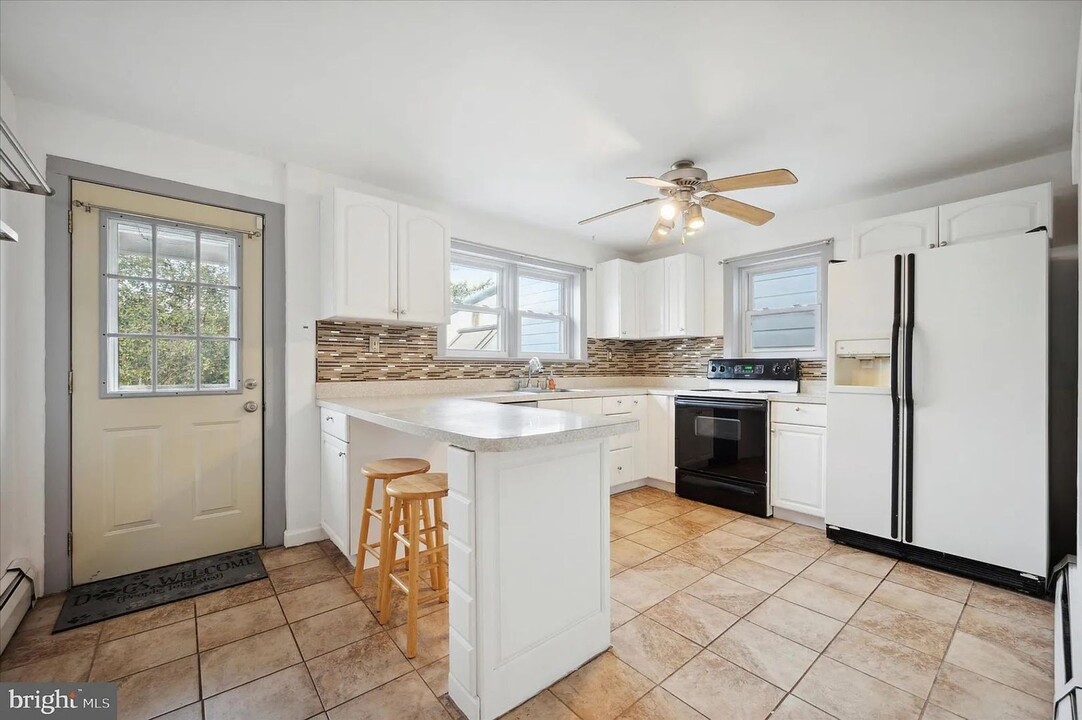 133 W 5th St in Bridgeport, PA - Building Photo