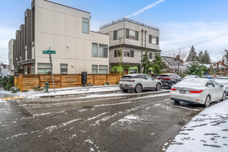 8358 19th Ave in Seattle, WA - Foto de edificio - Building Photo