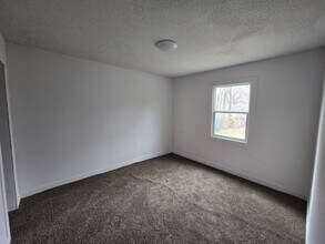 513 SE Pinecrest Dr in Topeka, KS - Building Photo - Building Photo