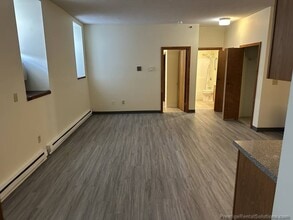 21 Willow St, Unit 2 in Fitchburg, MA - Foto de edificio - Building Photo