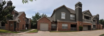 Villages At Clear Springs in Richardson, TX - Foto de edificio - Building Photo