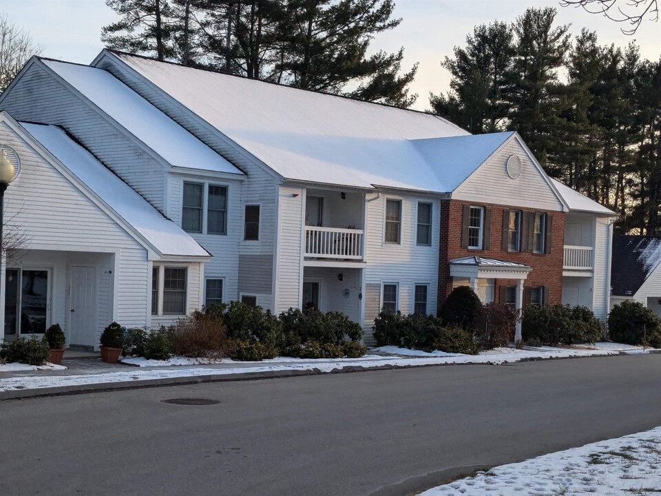 15 Windsor Ct-Unit -J in Keene, NH - Foto de edificio