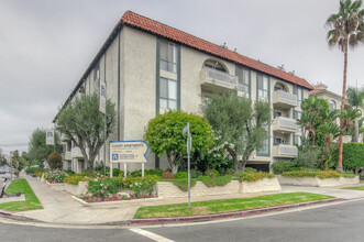 922 S. Barrington in Los Angeles, CA - Building Photo - Building Photo