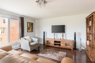 6150 De Lusa Rue in Brossard, QC - Building Photo - Building Photo