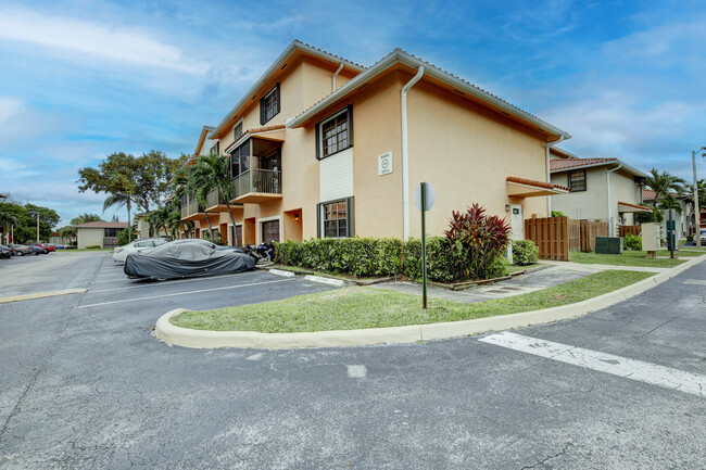 9874 Hammocks Blvd-Unit -108 in Miami, FL - Foto de edificio - Building Photo