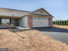 828 Shadyside Dr in Chambersburg, PA - Building Photo