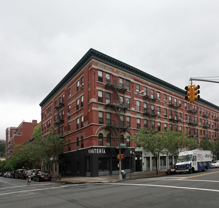 2211-2223 Frederick Douglass Blvd in New York, NY - Foto de edificio