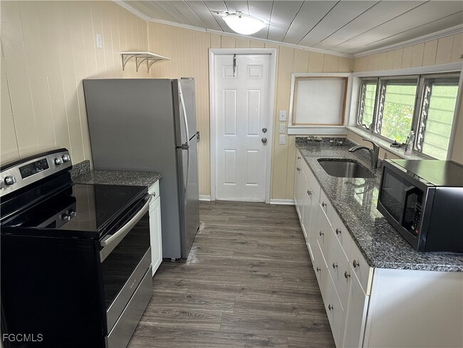 2072 Maple Ave in Ft. Myers, FL - Building Photo - Building Photo