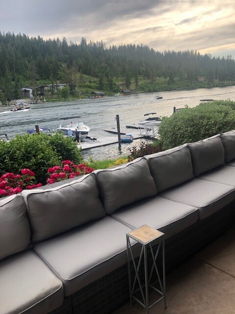 2056 W Bellerive Ln, Unit 102 in Coeur d'Alene, ID - Foto de edificio - Building Photo