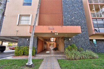 6095 W 18th Ave, Unit 220 in Hialeah, FL - Foto de edificio - Building Photo