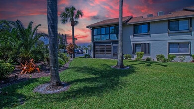 1600 NE Dixie Hwy in Jensen Beach, FL - Foto de edificio - Building Photo
