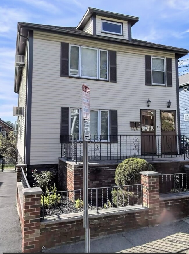 53 Farragut Ave, Unit 2 in Somerville, MA - Foto de edificio - Building Photo