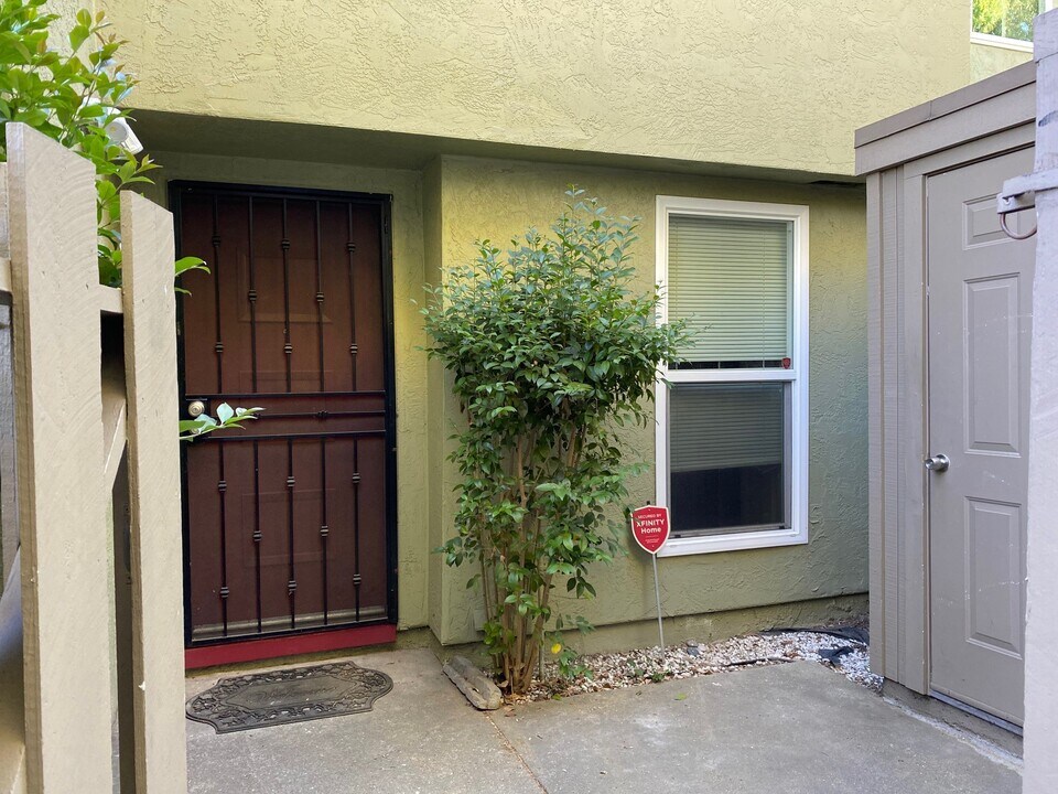 24352 Dover Ln in Hayward, CA - Building Photo