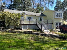 16 Flak Ln in New Fairfield, CT - Building Photo