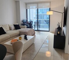 45 SW 9th St, Unit 2207 in Miami, FL - Building Photo