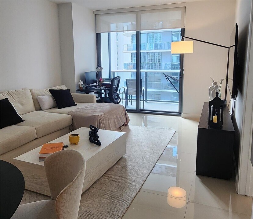 45 SW 9th St, Unit 2207 in Miami, FL - Building Photo