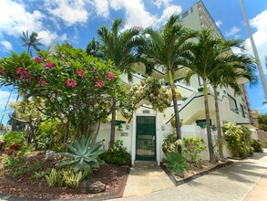 2153 Ala Wai Blvd in Honolulu, HI - Building Photo - Building Photo