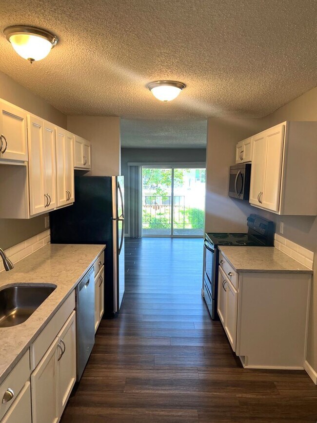 6735 SW Capitol Hill Rd in Portland, OR - Building Photo - Building Photo