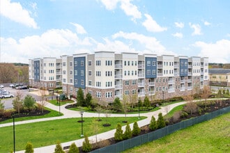 Westwood Place at University Station in Westwood, MA - Foto de edificio - Building Photo