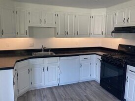 15 Walsh Rd in Bedford, MA - Building Photo