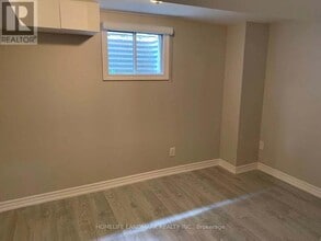 93 Shawnee Cir in Toronto, ON - Building Photo - Building Photo