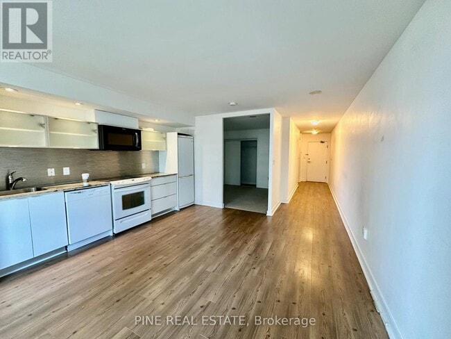 property at 4 A-1214 Spadina Ave.