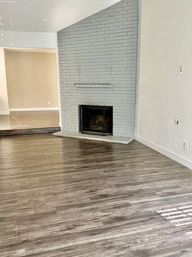 2431-2433 Larkspur Ln in Sacramento, CA - Building Photo - Building Photo